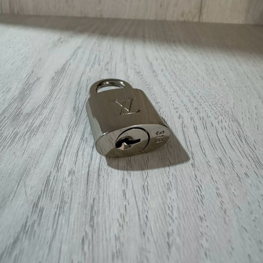Louis Vuitton silver lock #315 - Picture 3 of 4